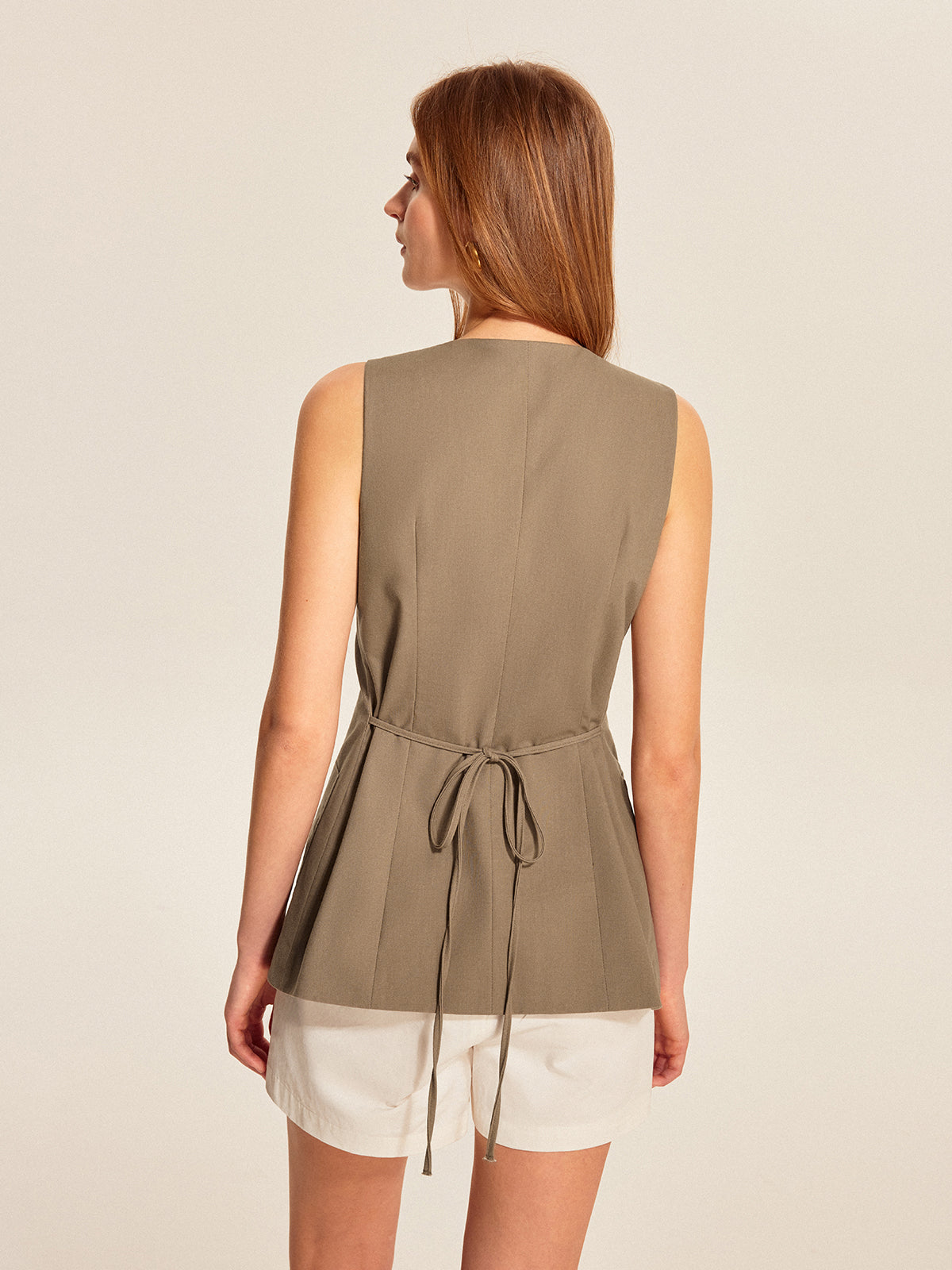 Asymmetrisch vest met knoop- en zakdetail