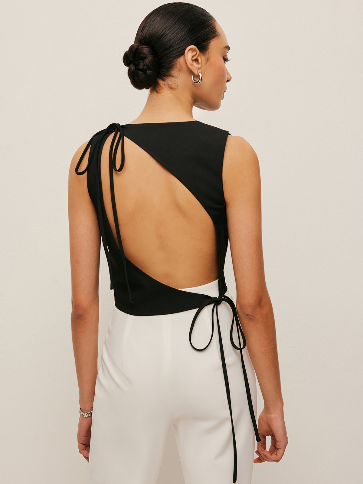 Asymmetrische top met open rug en strik
