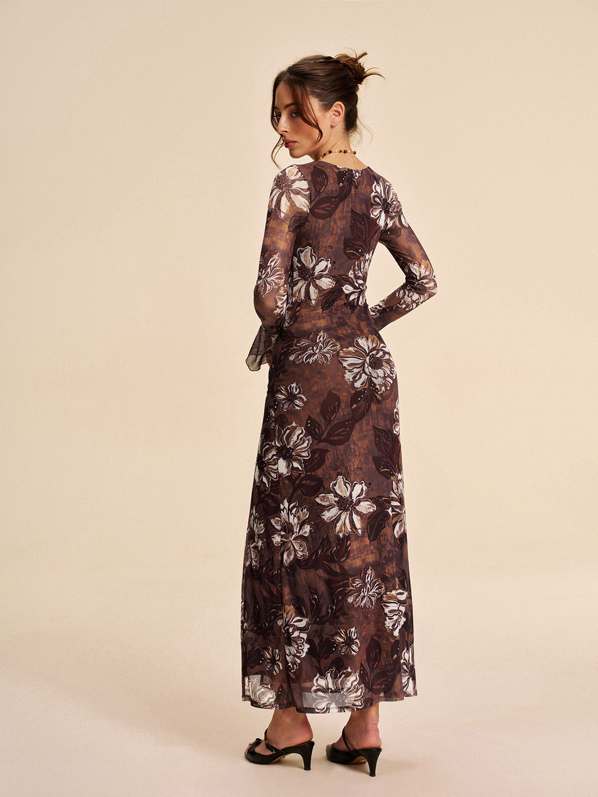Vestido con malla, floral, con abertura y recortes