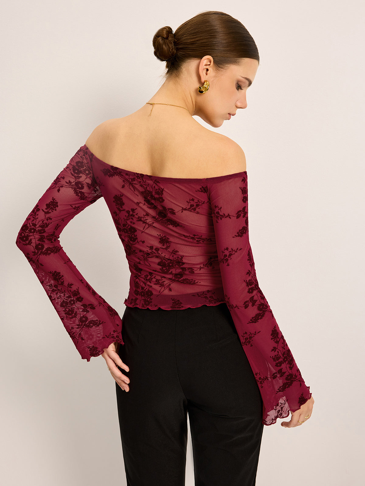 Off-shoulder långärmad t-shirt med blommönster