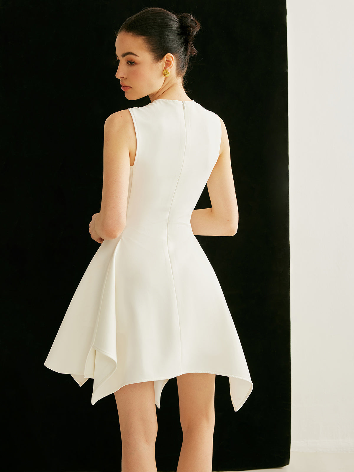 Jurk met Zakdetail en Asymmetrisch Model