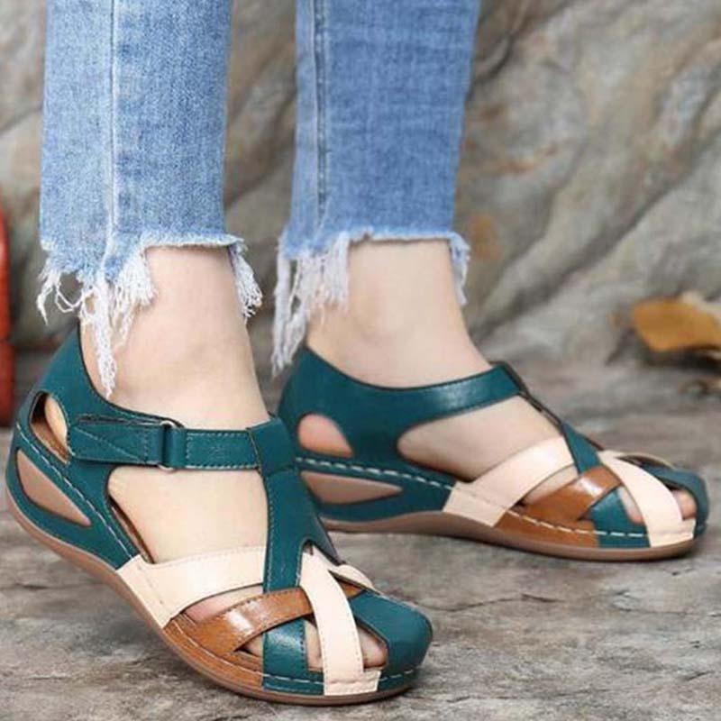 Summer platform sandals with two-tone cross straps and Velcro closure
