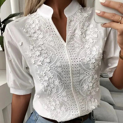 Blouse with a timeless silhouette