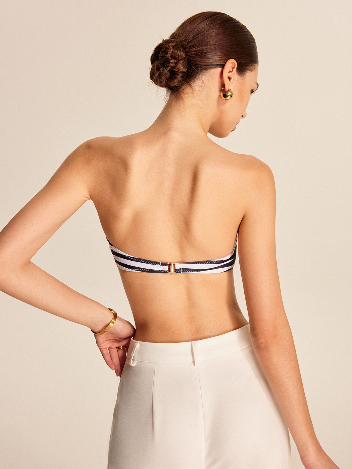 Bikini bandeau w paski z kwiatowymi detalami