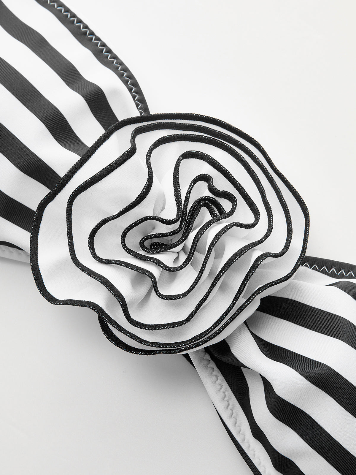 Bikini bandeau w paski z kwiatowymi detalami