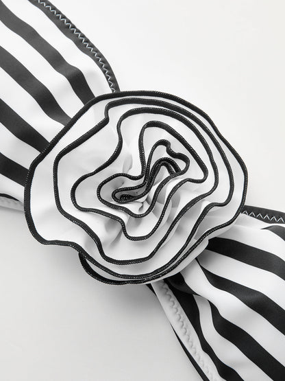 Bikini bandeau w paski z kwiatowymi detalami